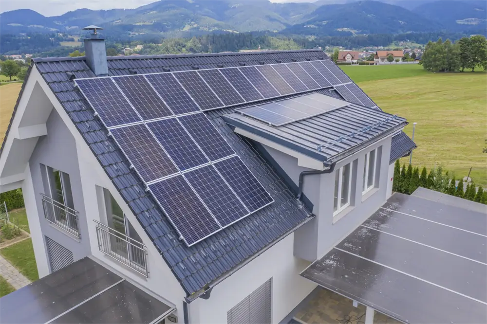Impianti fotovoltaici installati sul tetto di una casa