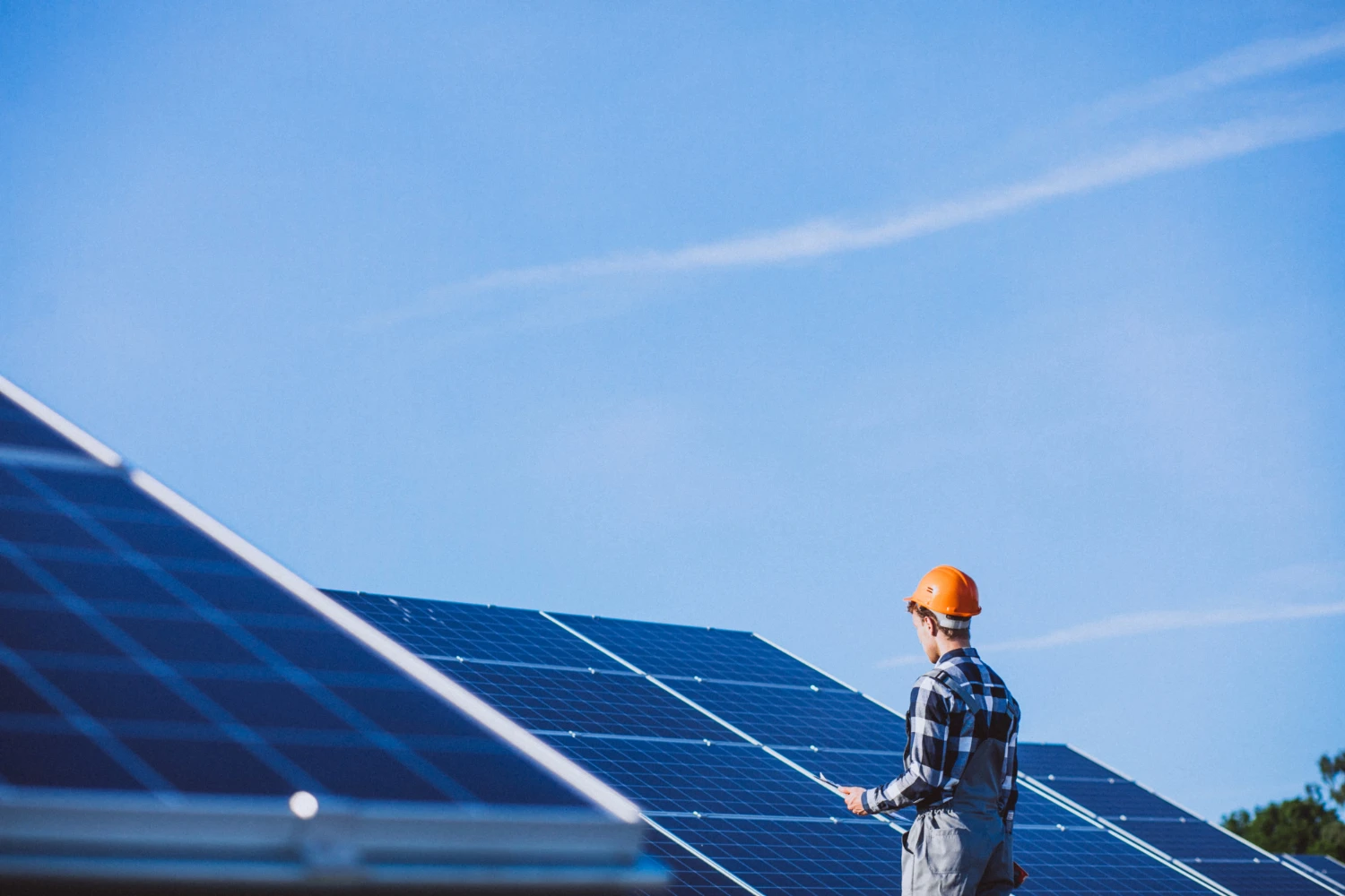 Operaio e impianto fotovoltaico